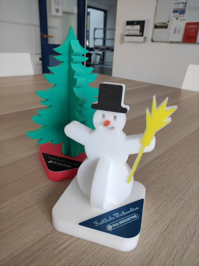 Weihnachtsgrüße von unserem Schaumstoff Schneemann! Schaumstoff-Schneemann und Schaumstoff-Weihnachtsbaum